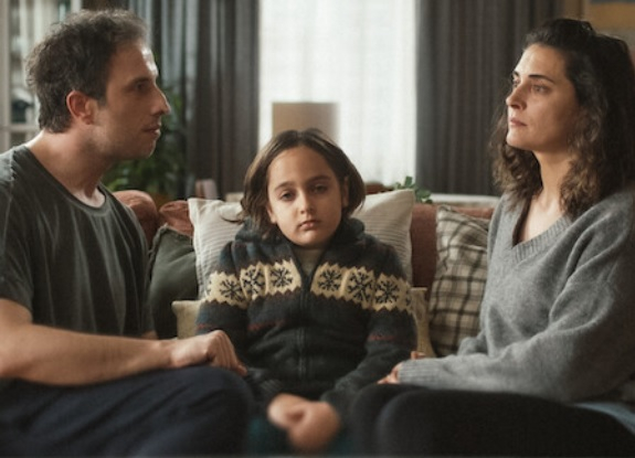 Aslıhan Gürbüz jako Zeynep, Fatih Artman jako Mehmet oraz Cihat Süvarioğlu jako Metin w serialu "Aplauz" Netflix. 